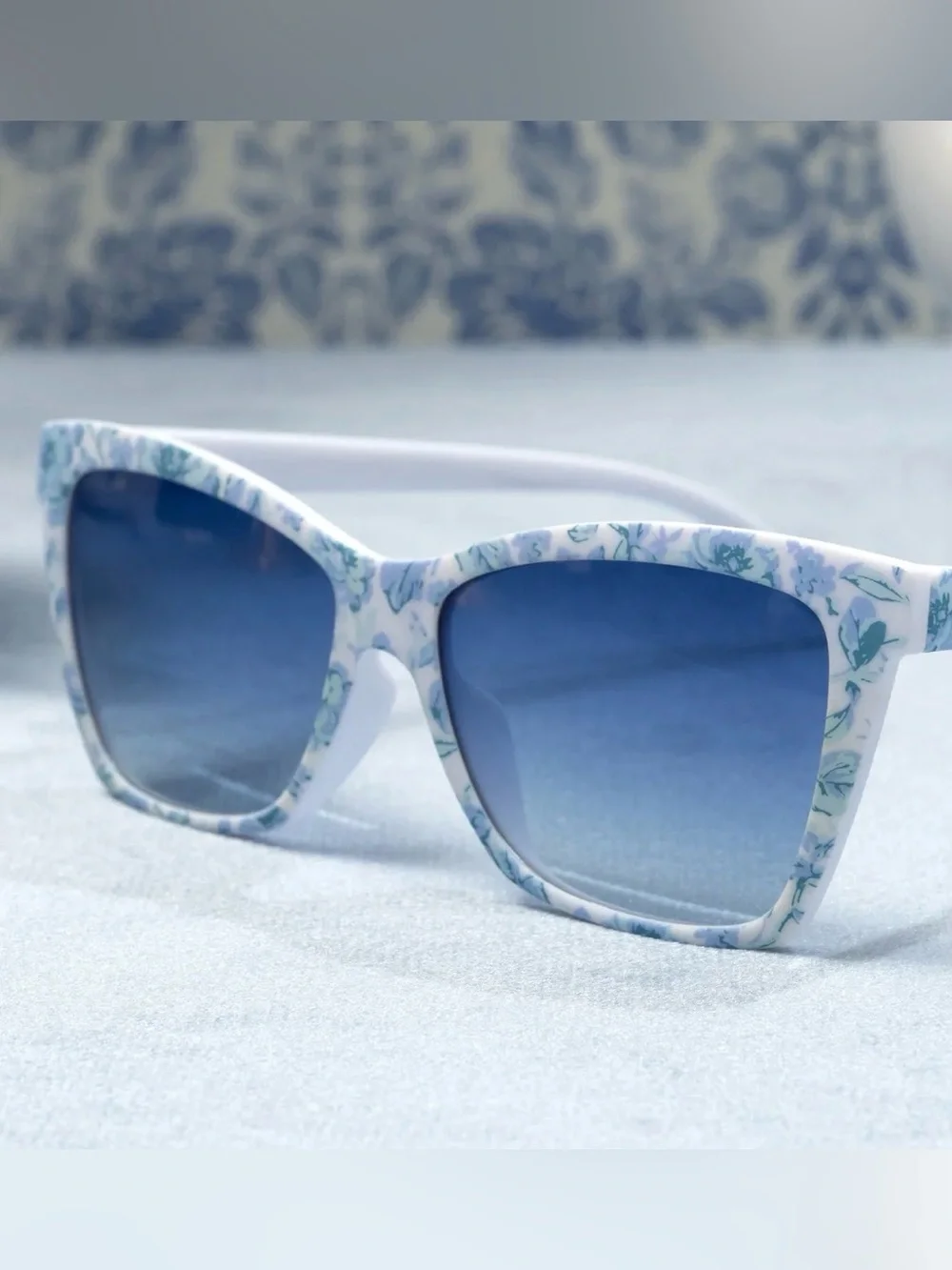 Goodr Partial to Porcelain Glasses Color blue/white